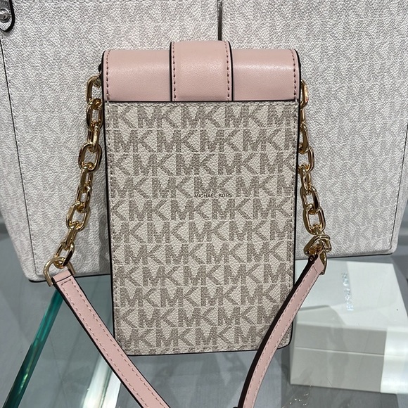 Michael Kors Carmen Small Logo Smartphone Crossbody Bag
Powder Blush Multi
NWT - Picture 9 of 16